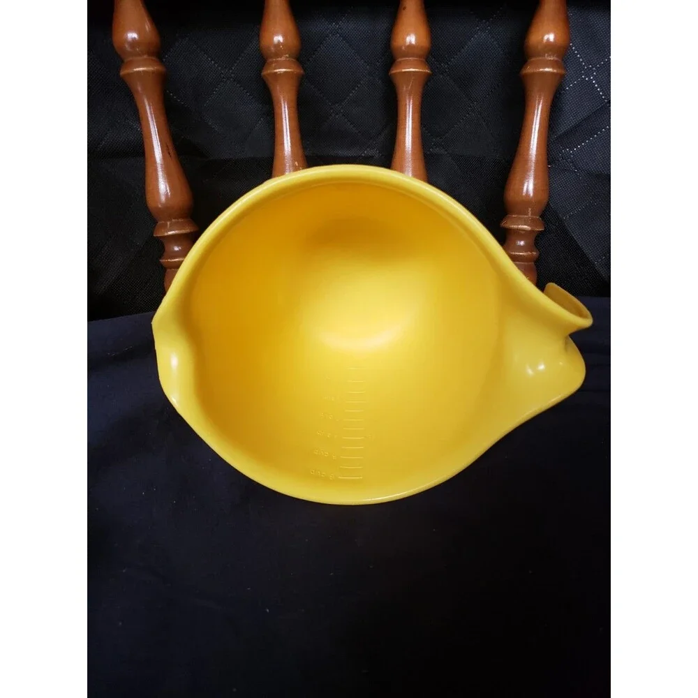 Vtg Rubbermaid Yellow Batter Bowl Measuring 1.5 Qt 6 Cup Grip N Mix #2661 USA